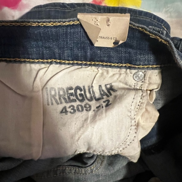 Levi’s Mid Length Jean Shorts - Picture 6 of 7